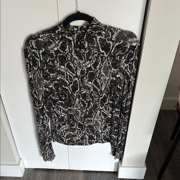 Women's Black and White Patterned Top - Picture 1 of 3